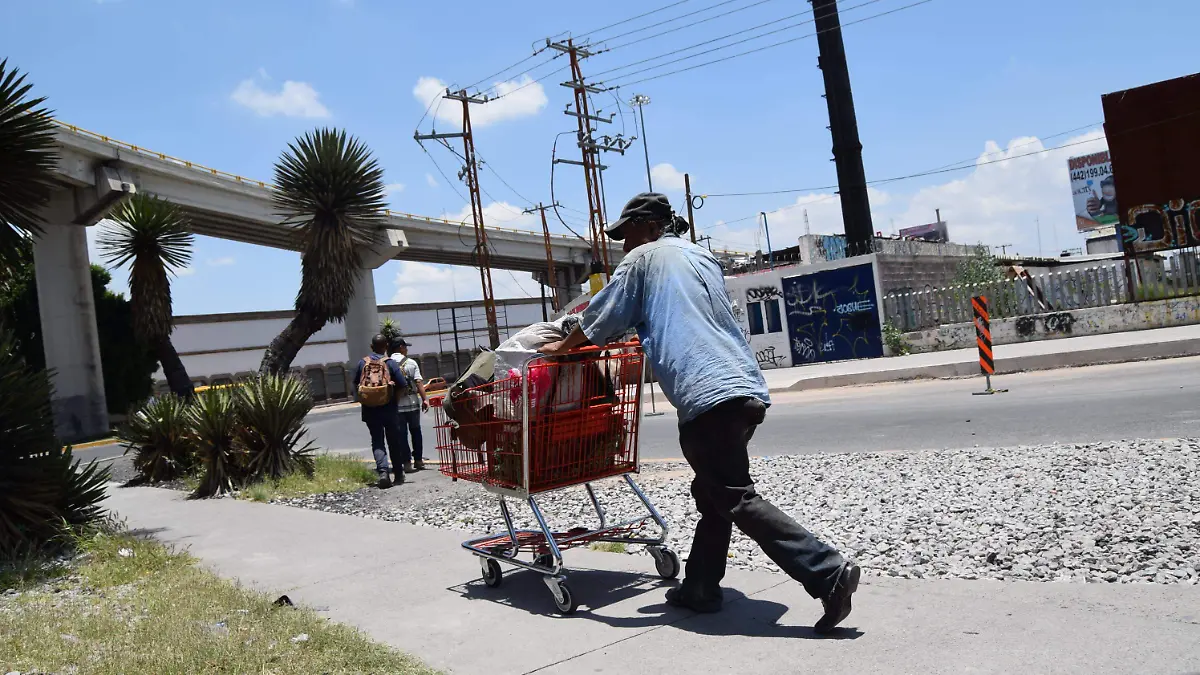 indigentes se apropian de los carros de supermercado